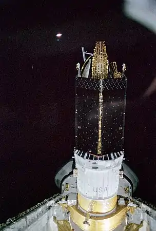 Le premier satellite TDRS est lancé durant la mission STS-6 de la navette spatiale.
