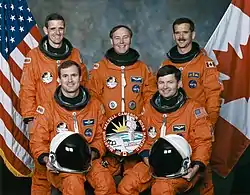 Derrière : William McArthur, Jerry Ross et Chris HadfieldDevant : James Halsell et Kenneth Cameron