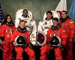 Devant : Steven Lindsey et Kevin Kregel Milieu : Kalpana Chawla et Leonid Kadenjuk Derrière : Winston Scott et Takao Doi