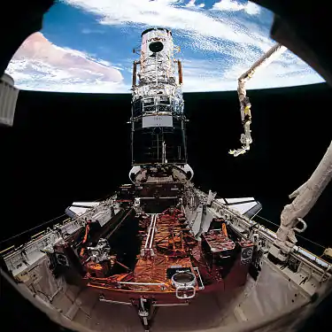 Le télescope spatial après sa capture durant la mission STS-61.