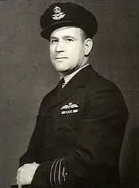 Portrait d'un homme en uniforme militaire noir et képi
