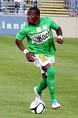 Photo de Wilfried Domoraud de face sous le maillot vert du SV Mattersburg