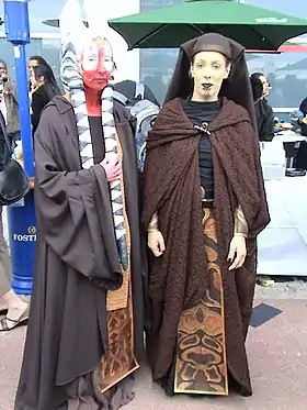 Cosplay de Shaak Ti, accompagnée de Luminara Unduli.