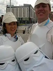 Un homme et une femme habillés en blanc