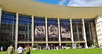 L'entrée du Centre de Convention du comté d'Orange était décorée avec des affiches représentant les personnages des 8 films Star Wars sortis depuis 40 ans