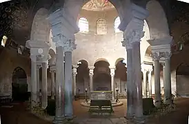 Intérieur de Sainte-Constance. 24 colonnes supportent seules l'épais tambour et la coupole.