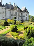 Sculptures sur buis dans les jardins à la française.