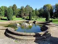 Petit bassin dans les jardins à la française.