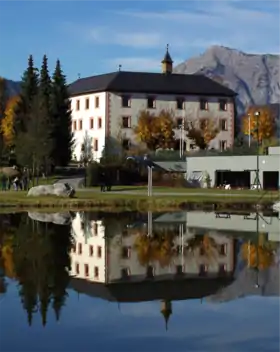 Le château Ritzen devant le Rauchkopf.