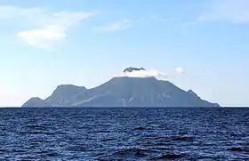Vue de Saba depuis le large, avec le mont Scenery en partie dans les nuages.