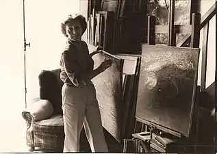 Photo de Sabine Hettner dans son atelier rue de Saint-Simon.