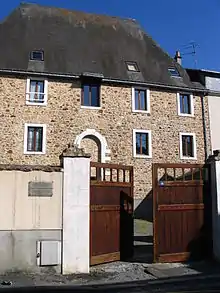 Photo d'une maison vue depuis la rue