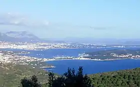 Vue de l'isthme des Sablettes depuis le massif du Cap-Sicié.