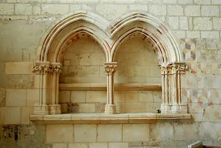 Photographie d'une double niche dans une église médiévale de calcaire blanc.