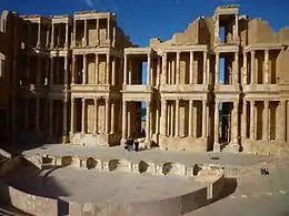 Photographie en couleur d'un lieu extérieur antique dans le désert de Libye.