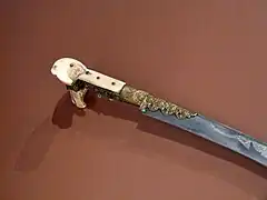 Poignée en ivoire d'un sabre.