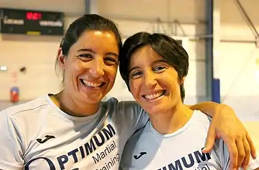 Sabrina Buil (à gauche) et Jessica Buil (à droite) en 2019 à Sète lors d'un stage d'entraînement annuel. Les deux soeurs sourient côte à côte.