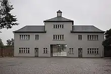 Un bâtiment avec une grille d'entrée métallique.