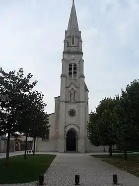 Vue de la façade et du clocher-porche