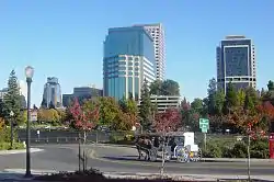 Panorama de Sacramento : buildings et calèche par ciel bleu