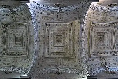 La voûte en calotte est une caractéristique de Vandelvira, qui l'a utilisée dans plusieurs édifices, notamment la Chapelle du Sauveur.