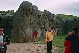 Autres murs cyclopéens incas (forteresse de Sacsayhuamán au Cuzco). Les pierres les plus grandes pèseraient de 128 à 200 tonnes.