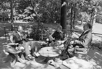 Anouar el-Sadate, Jimmy Carter et Menahem Begin à l'Aspen Lodge patio de Camp David le 6 septembre 1978.