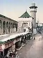 Vue de l'entrée et du minaret de la mosquée Youssef Dey en 1899.