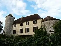 Sur la droite, le chevet est accolé au château de Sadillac.