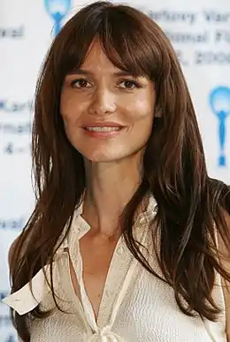 Saffron Burrows interprète Ike Latulippe.