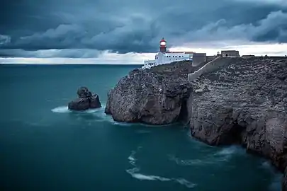 Le cap Saint-Vincent avec son phare par temps couvert. En avant sur la gauche on voit bien l’îlot de son stack, ou « éperon d'érosion marine ».