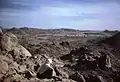 Paysage volcanique du Hoggar; laves contre massif de granit. Sahara 1974.