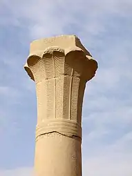 Colonne palmiforme à chapiteau ouvert. Temple funéraire de Sahourê. Ve dynastie égyptienne