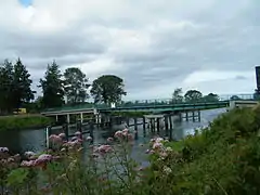 Pont tournant sur le canal, vu à partir de la  rive gauche.