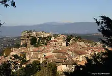 Le village perché de Saignon, avec le mont Ventoux visible au fond