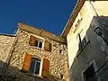 Maison en hauteur ayant conservé sa poulie