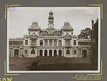 Vue de la façade de l'hôtel de ville de Saigon