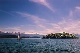 Un voilier naviguant dans la baie d'Ilha Grande