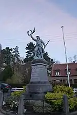 Le Poilu victorieux (monument aux morts)