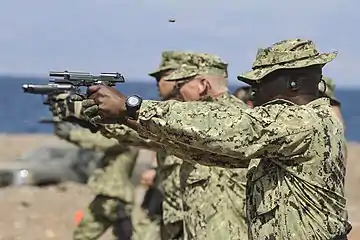 Marins de l'US Navy s'entraînant au pistolet M9, décembre 2013.