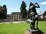 Château de la Borde et statue de Diane chasseresse.