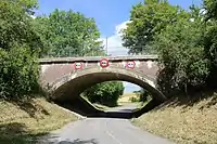 Le pont de l'ancienne voie ferrée sur la D 29 en direction de Le Hérie-la-Viéville.