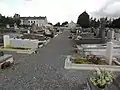 Le cimetière avec des tombes de guerre