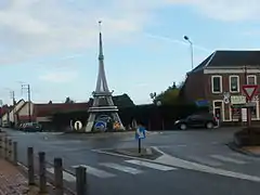 Réplique de 9 m de haut sur un rond point de la commune de Sains-en-Gohelle.