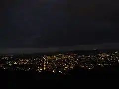 Agglomération stéphanoise de nuit.Vue sud-nord depuis l'émetteur de la Croix de Guizay, sur le chemin de l'Antenne.