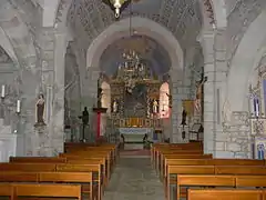 La nef de l'église Saint-Étienne-et-Saint-Clair.