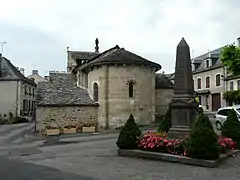 Place dans le bourg de Saint-Étienne-de-Chomeil.