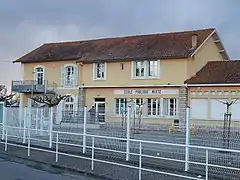 Ancienne gare de Saint-Étienne-de-Tulmont devenue la partie originelle de la nouvelle école publique.