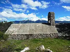 L'église en face du pic du Canigou (vue vers le sud).