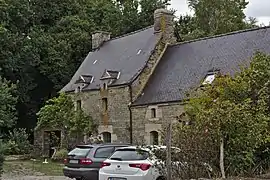 Manoir du hameau du Corboulo avec une façade en schiste bleu clair de Cléguérec.